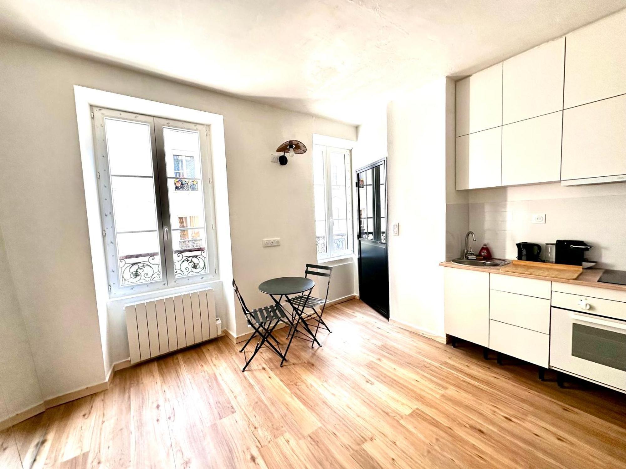 Sunny In The Heart Of 11eme Appartamento