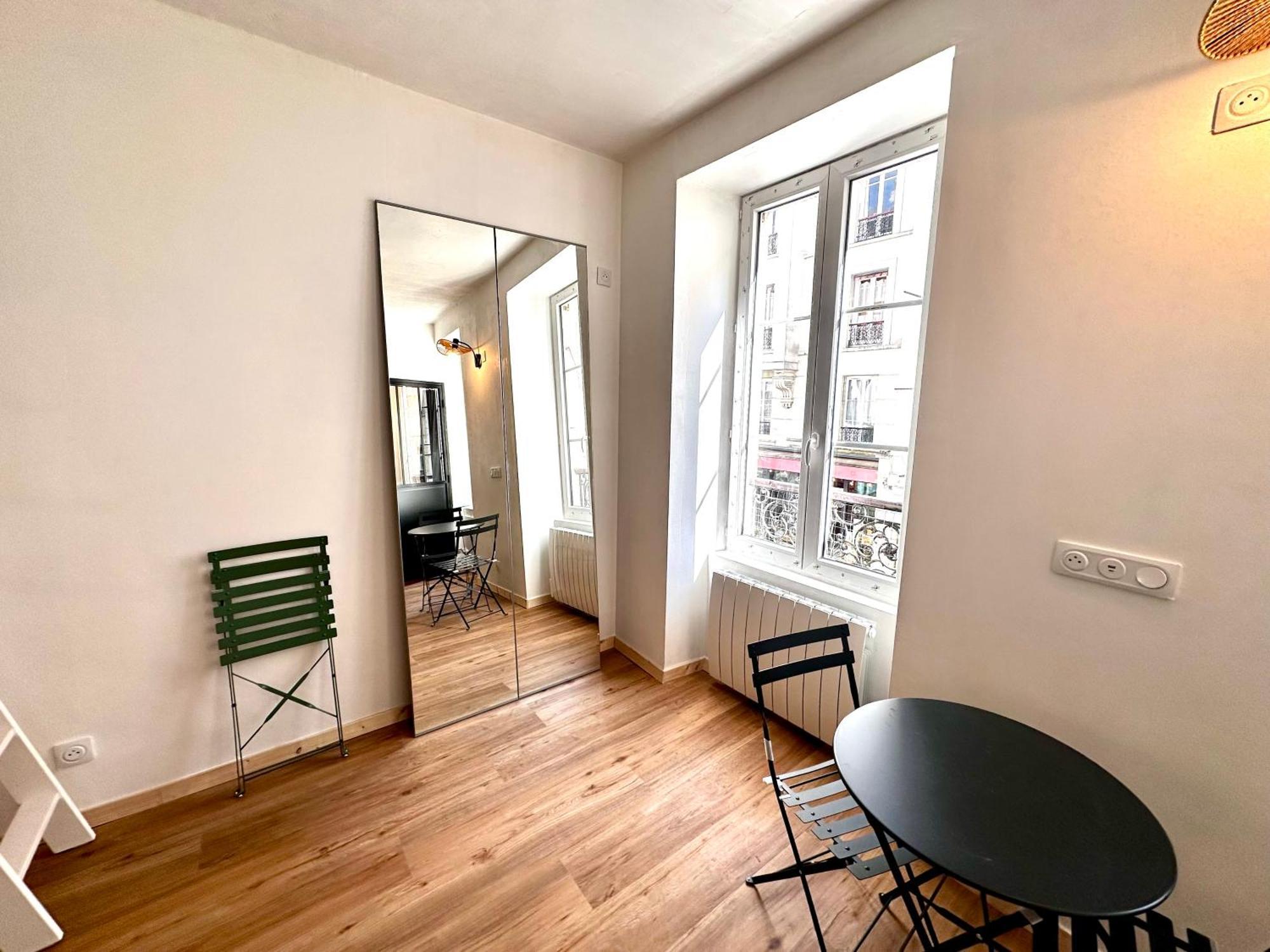Sunny In The Heart Of 11eme * Paris