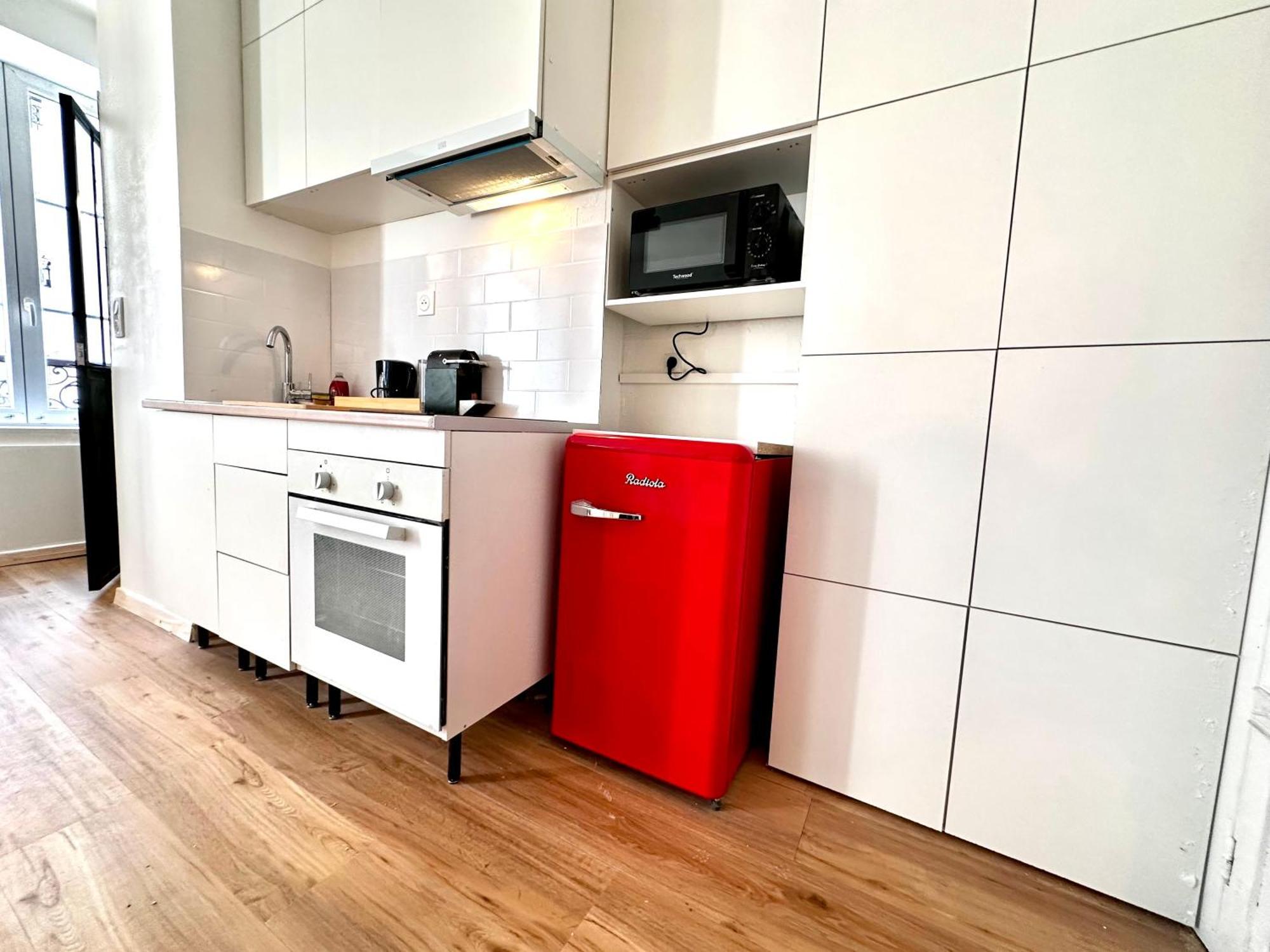 Sunny In The Heart Of 11eme Apartment