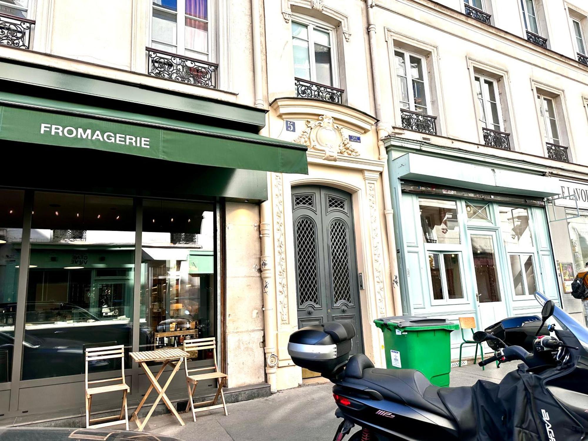 Sunny In The Heart Of 11eme Paris
